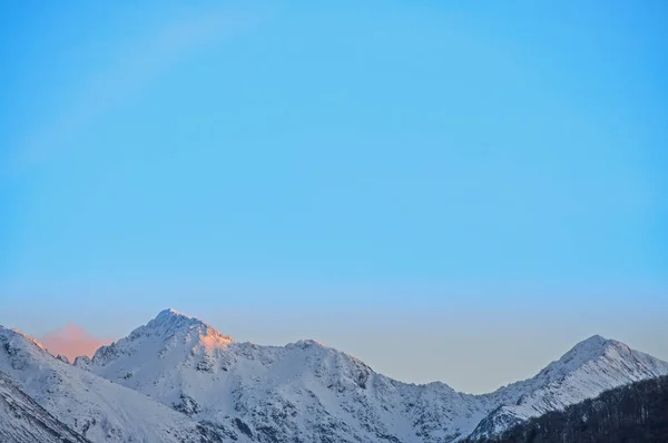 Zonsondergang in de winter op de heuvelrug — Stockfoto