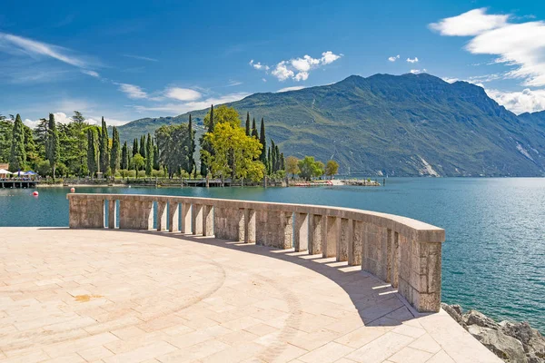 Riva del Garda - jezero, Itálie — Stock fotografie