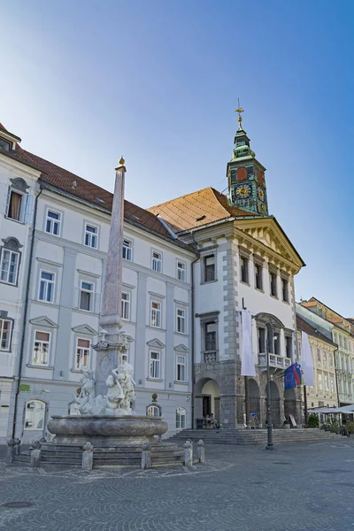 Ljubljana, capitale de la Slovénie, place et rue de la vieille ville — Photo