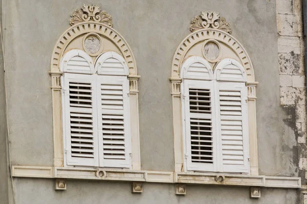 Arquitectura en la ciudad de Pula, Croacia — Foto de Stock