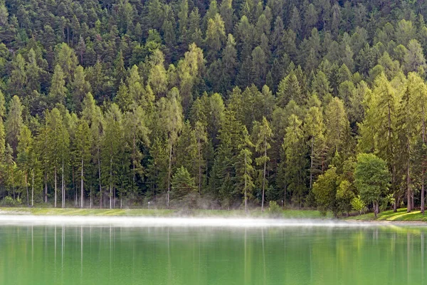 Górskie jezioro we Włoszech — Zdjęcie stockowe