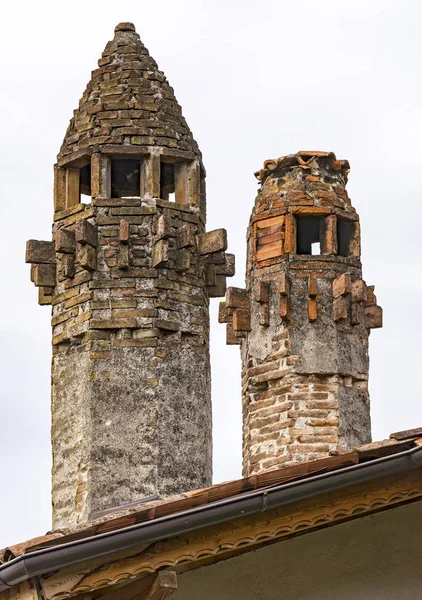 Stary komin w Włochy — Zdjęcie stockowe