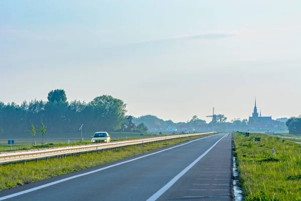 Paesaggio olandese con mulino a vento e strada — Foto Stock