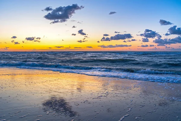 Mer du Nord, plage de sable au coucher du soleil — Photo