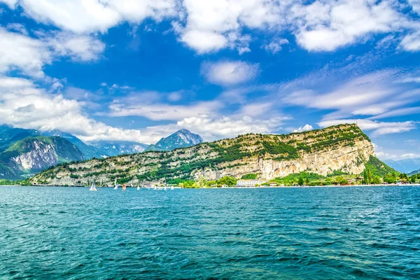 Riva del Garda, Trentino, Italien, genom Gardasjön — Stockfoto