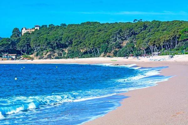 Homokos strand Mediterrán tenger, Lloret de Mar resort, Katalónia, — Stock Fotó