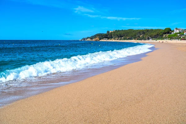 Písečná pláž Středozemní moře, Lloret de Mar resort, Katalánsko, — Stock fotografie