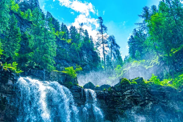 Vattenfall i italienska Alperna, Cascate di Mezzo Vallesinella, Trenti — Stockfoto