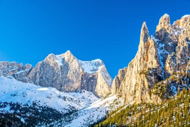 Alacakaranlıkta Dolomites sıradağları, İtalya