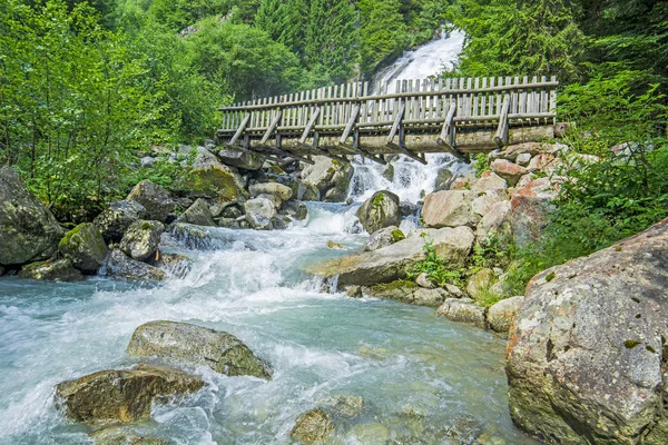 Wasserfall in den italienischen Alpen, amola cascata, trentino, italien — Stockfoto