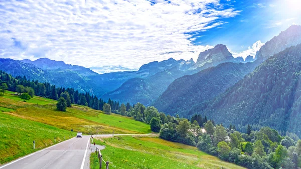 Bergsväg i italienska Dolomiter — Stockfoto