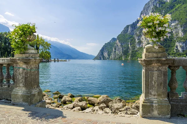 Riva del Garda, Trentino, Itálie, od jezera Garda — Stock fotografie