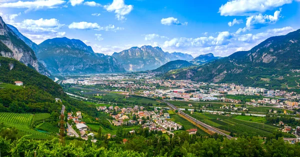 Adige vale perto de Trento, Trentino paisagem de verão. Itália — Fotografia de Stock