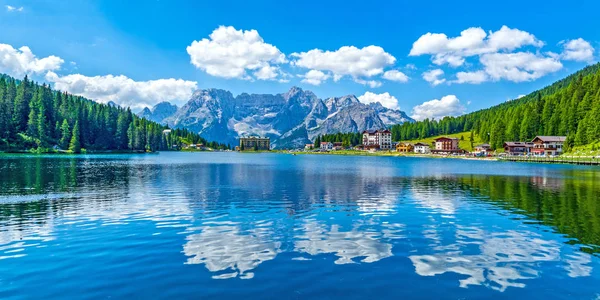 Dolomitok táj nyáron Misurina tó, Olaszország — Stock Fotó