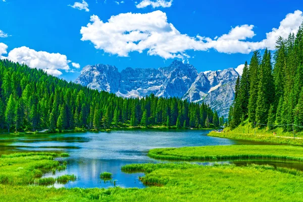 Dolomitok táj nyáron Misurina tó, Olaszország — Stock Fotó