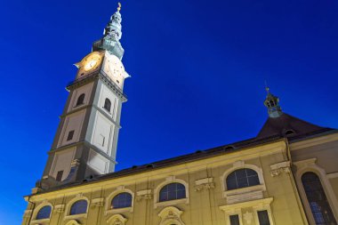 Klagenfurt, Carinthia, Avusturya - alacakaranlıkta katedral kulesi binası