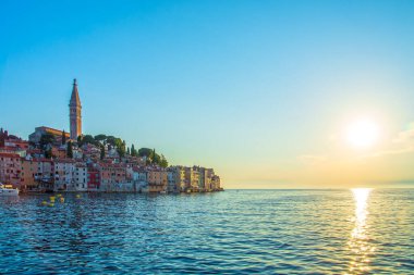 Hırvatistan 'ın Istria kentindeki Rovinj kasabası, Adriyatik Denizi üzerinde alacakaranlık güneşinde