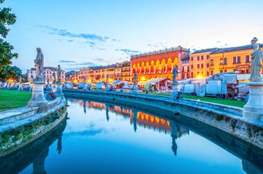 Padova, İtalya, Prato della valle meydanı Alacakaranlıkta