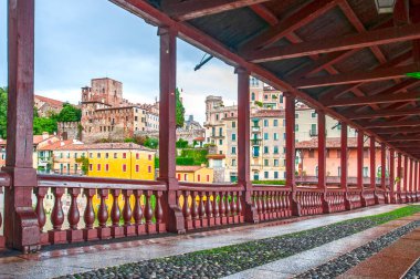 Bassano del Grappa - Brenta Nehri üzerindeki ünlü köprü Ponte Vecchio veya Ponte degli Alpini Kuzey İtalya 'daki Andrea Palladio tarafından tasarlandı (Veneto)