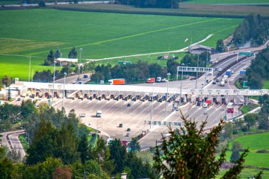 İtalya, Brennero 'da otoyol kapısı, Avusturya yolu Alpleri geçiyor.