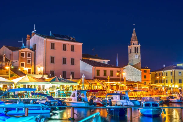 Fazana Istria Croacia Paseo Marítimo Restaurantes Iglesia Por Noche — Foto de Stock