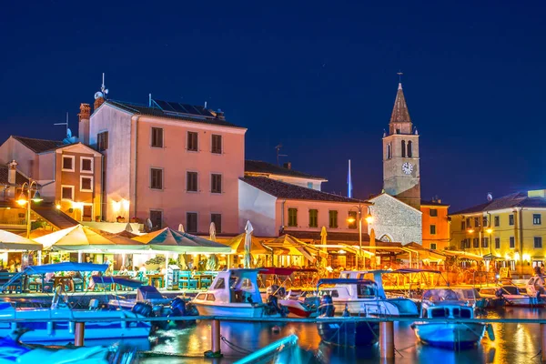 Fazana Istrien Kroatiens Strandpromenad Restauranger Och Kyrka Nattetid — Stockfoto