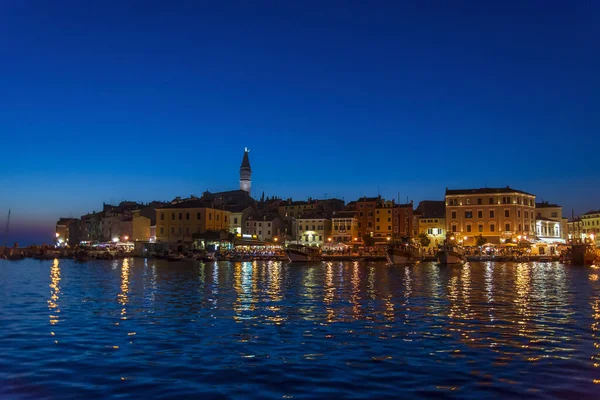 クロアチアのイストリアにあるRovinj町は アドリア海のボートから見た夕暮れ時 — ストック写真