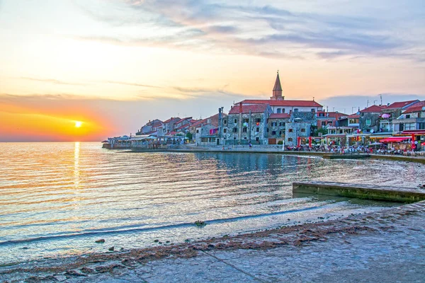 アドリア海のクロアチア イストリア半島の町ウマグスは日没時に見られる — ストック写真
