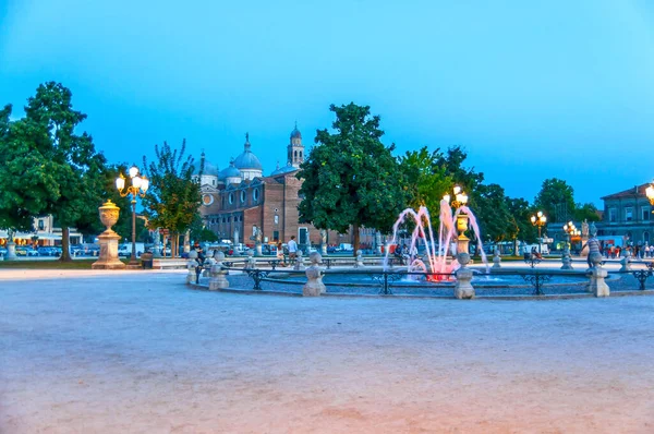 パドヴァ イタリア 有名な広場や公園で噴水プラート デッラ谷夕暮れ時 — ストック写真