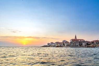 Hırvatistan 'ın İstria yarımadasındaki Umag kasabası Adriyatik Denizi' nde gün batımında görülüyor.