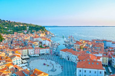 Slovenya 'daki Adriyatik Denizi kıyısındaki Piran şehir meydanı, hava kararınca