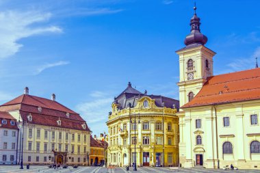  Sibiu, Transilvanya, Romanya, Katolik kilisesi, belediye binası ve güneşli bir günde kasaba meydanındaki Brukenthal müzesi