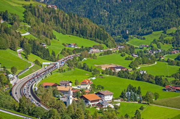 意大利和奥地利之间的布伦内罗高速公路在意大利Vipiteno附近穿越阿尔卑斯山的交通情况 — 图库照片