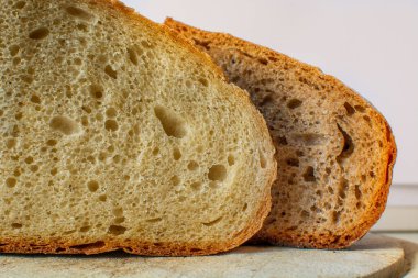 Beyaz ve tam buğday unlu ekmek. İki dilim ekmek. Taze pişmiş. 