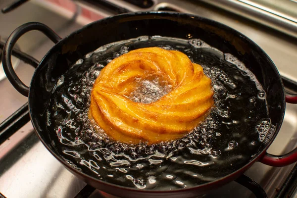 Fritters Feito Massa Creme Puff Austríaco Deserto Especialidade Cozinhar Óleo — Fotografia de Stock