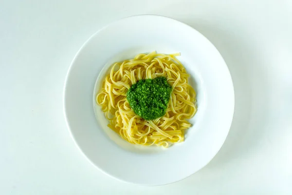 Rucola Pesto Mit Frischen Eiernudeln Fettucine Italienisches Rezept Auf Weißem lizenzfreie Stockbilder