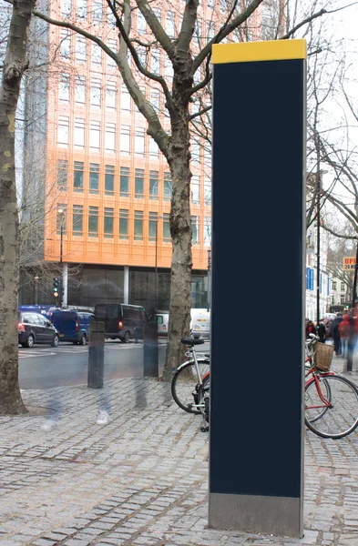 Açık tabela boş totem direği Londra'da — Stok fotoğraf
