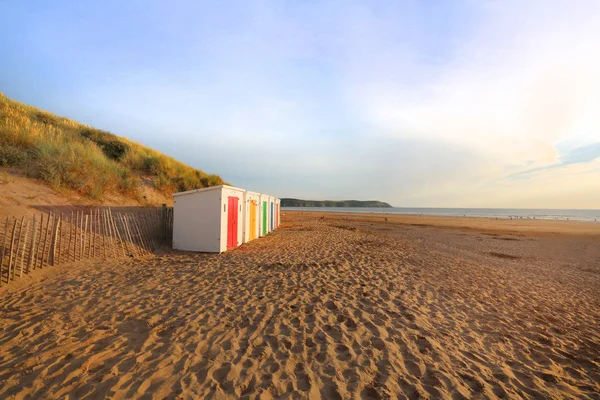 Rad av trä målade färgglada beach hyddor — Stockfoto