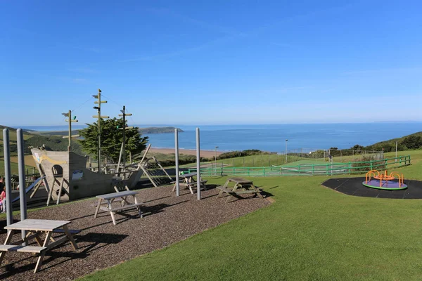 Aire de jeux pour enfants avec vue sur la plage de woolacaombe dans le Devon — Photo