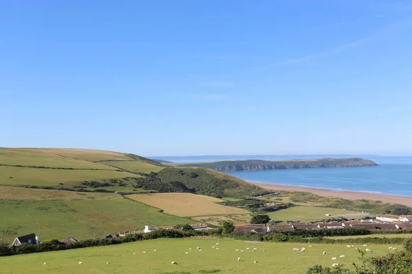 CHAMPS DE CHAMBRE AU-DESSUS DE LA PLAGE DE WOOLACOMBE À DEVON — Photo