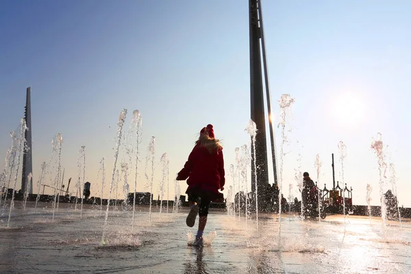 Liten flicka som går genom gatan fontäner i Southend på havet — Stockfoto