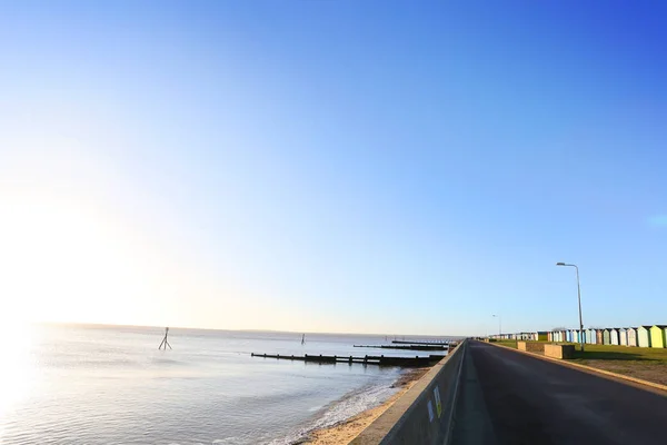 早く朝日の出ビーチ Harwich 英国でビーチ小屋を表示 — ストック写真