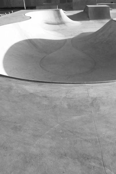 ハリッジ エセックスの公共スケートパーク バイク スクーターと Saketboards コンクリート — ストック写真