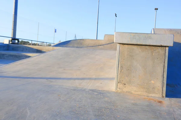 Skatepark Extérieur Avec Ciel Bleu Béton Gris Harwich Essex — Photo