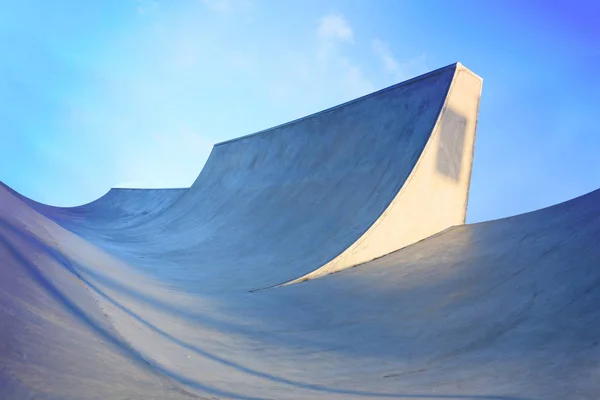 Skatepark Odkryty Błękitne Niebo Szary Beton Harwich Essex Wielka Brytania — Zdjęcie stockowe