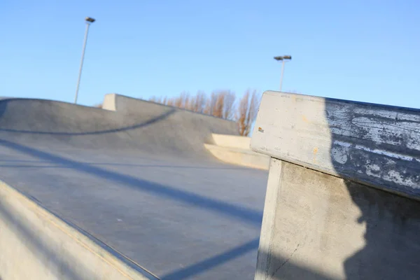 Utomhus Skatepark Med Blå Himmel Och Grå Betong Harwich Essex — Stockfoto