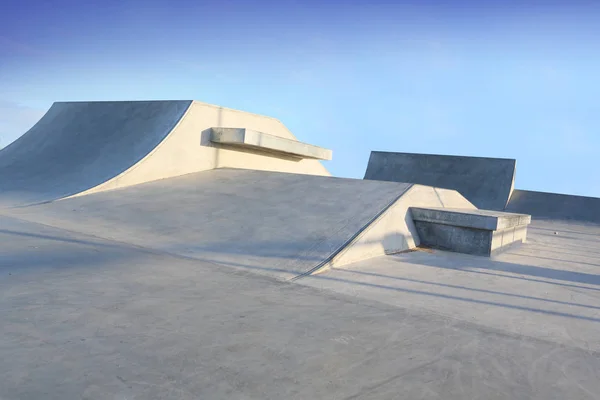 在英国埃塞克斯哈里奇 蓝色天空和灰色 Concerete 的户外 Skatepark — 图库照片