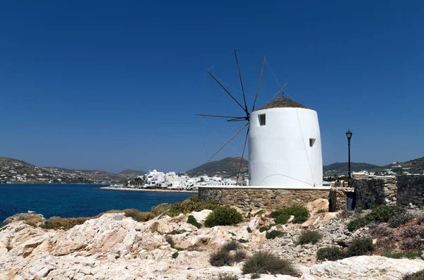 Geleneksel Yunan yel değirmeni paros Adası — Stok fotoğraf