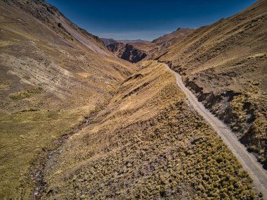 Andes, Güney Amerika 'daki tehlikeli yüksek dağ yolunun havadan görünüşü