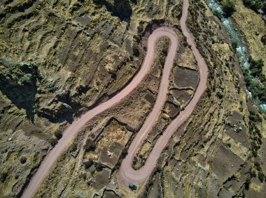Andes, Güney Amerika 'daki tehlikeli yüksek dağ yolunun havadan görünüşü